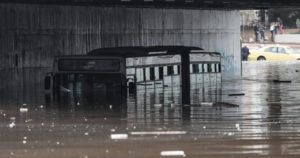 Λεωφορείο πλημμυρισμένο στην κακοκαιρία
