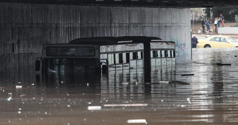 Λεωφορείο πλημμυρισμένο στην κακοκαιρία
