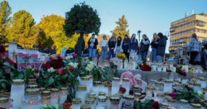 Κεριά για τα θύματα της επίθεσης στο Κόνγκσμπεργκ της Νορβηγίας