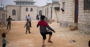 Προσφυγόπουλα παίζουν μπάλα