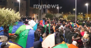 Θεσσαλονίκη: Αρνητές έστησαν σκηνές έξω από το δημαρχείο