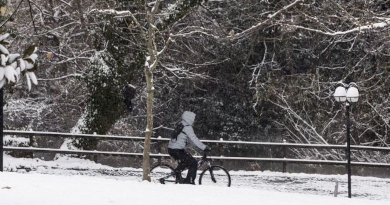 ποδηλάτης μέσα στα χιόνια