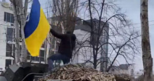Ουκρανία άνδρας με σημαία σε τεθωρακισμένο