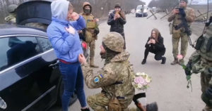 Ουκρανία: Η πιο συγκινητική πρόταση γάμου με φόντο τον πόλεμο