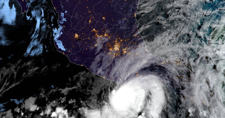 σαρώνει ο κυκλώνας Αγκάθα στο Μεξικό