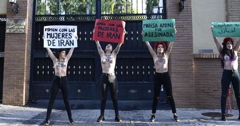 Μαδρίτη συγκέντρωση διαμαρτυρίας ακριβίστριες ημίγυμνες πρεσβεία Ιράν