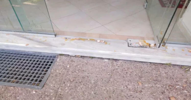 Θεσσαλονίκη: Επίθεση με αυγά στα γραφεία του ΣΥΡΙΖΑ στη Σίνδο