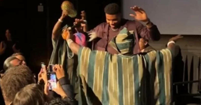 Ρεσιτάλ Αντετοκούνμπο: Χόρεψε στην πρεμιέρα του «Naija Odyssey» σε αφρικανικούς ρυθμούς - Δείτε βίντεο