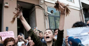 Το Ιράν «φλέγεται»: 17 νεκροί, μαζικές διαδηλώσεις και μπλακ άουτ στα social media