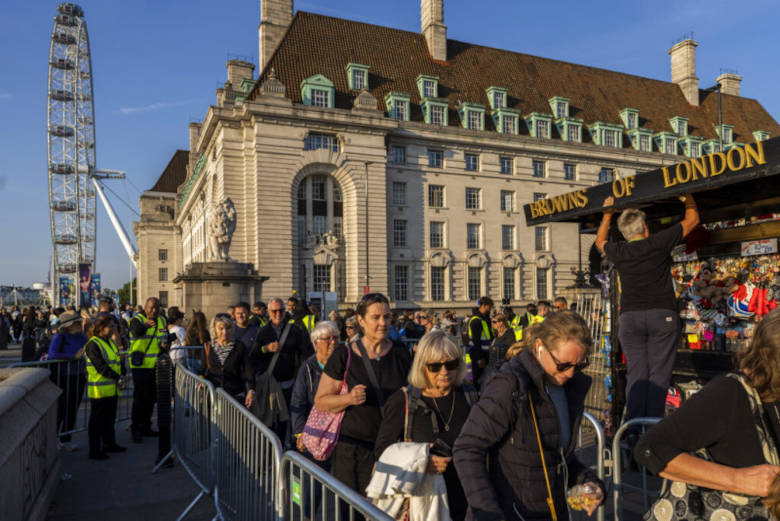 Θάνατος βασίλισσας Ελισάβετ: Χιλιάδες στην ουρά για το λαϊκό προσκύνημα
