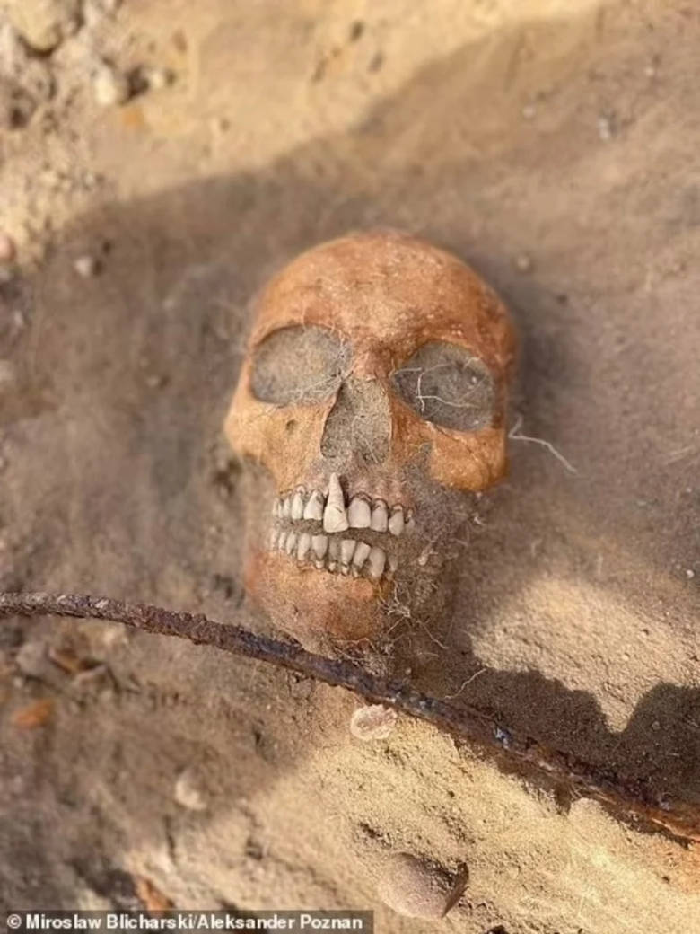 Πολωνία: Βρήκαν τάφο «βαμπίρ» - Με δρεπάνι στον λαιμό ο σκελετός