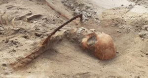 Πολωνία: Βρήκαν τάφο «βαμπίρ» - Με δρεπάνι στον λαιμό ο σκελετός
