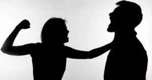 Ενδοοικογενειακή βία γυναίκα χτυπάει άνδρα