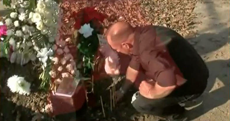 Πατέρας στον τάφο του μωρού του