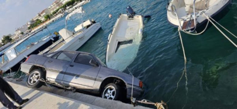 Κόρινθος αυτοκίνητο έπεσε στη θάλασσα και βύθισε σκάφος