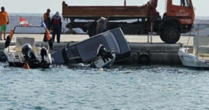 Κόρινθος αυτοκίνητο έπεσε στη θάλασσα και βύθισε σκάφος