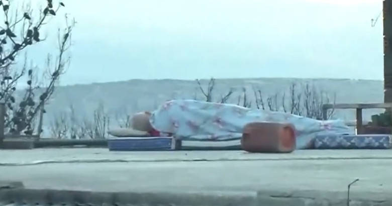 Τσακάλι Μάνδρας άντρας κοιμάται σε οροφή σπιτιού