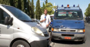 γερανός αστυνομίας σηκώνει οχήματα Κροατών