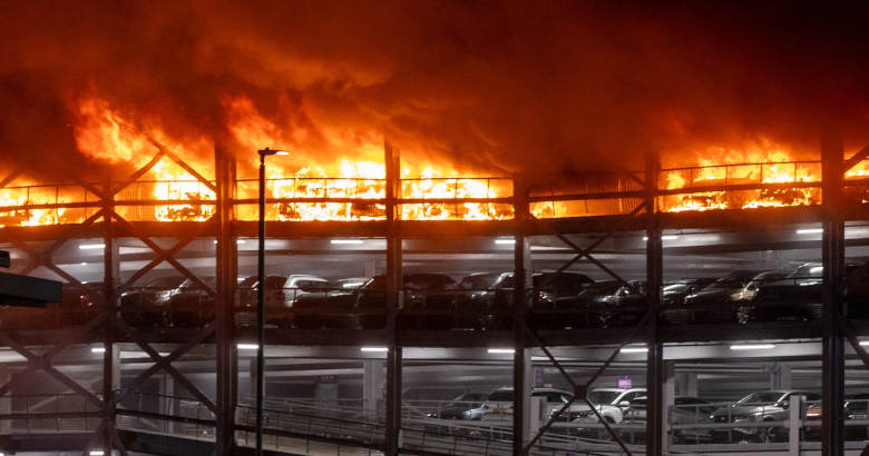 Λονδίνο: Μεγάλη πυρκαγιά στο αεροδρόμιο Λούτον-Καίγεται το μισό πάρκινγκ